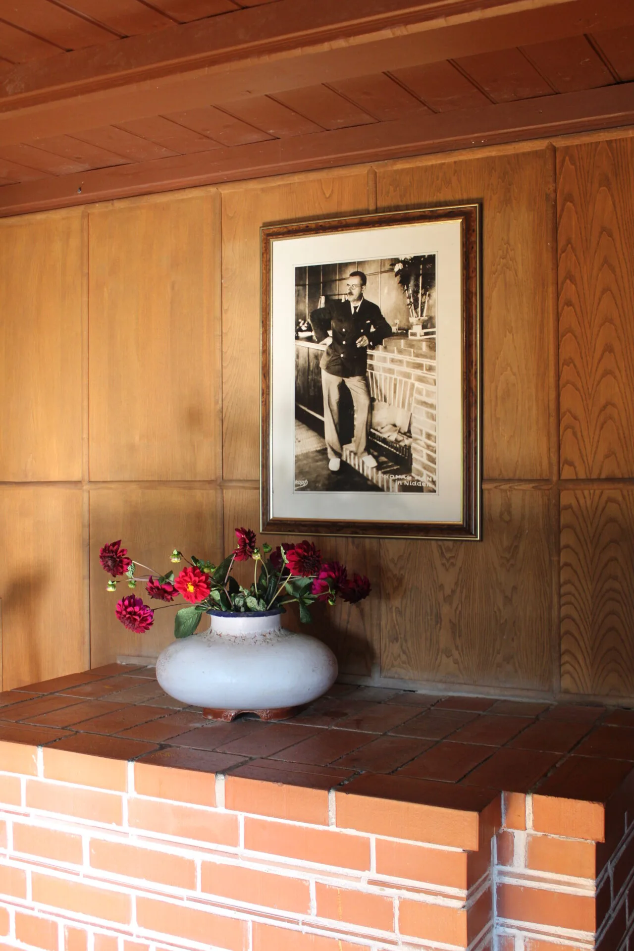 Thomas Mann vor seinem Kamin im Sommerhaus