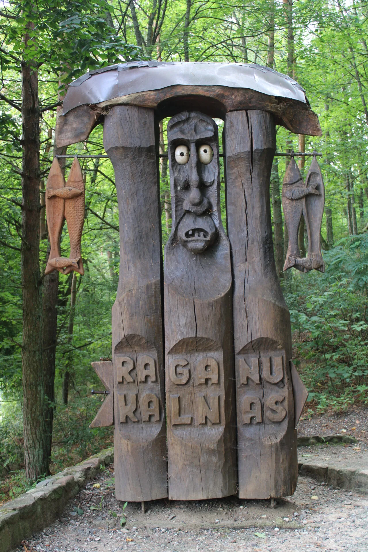 Künstlerische Skulpturen mitten im Nadelwald auf der Kurischen Nehrung