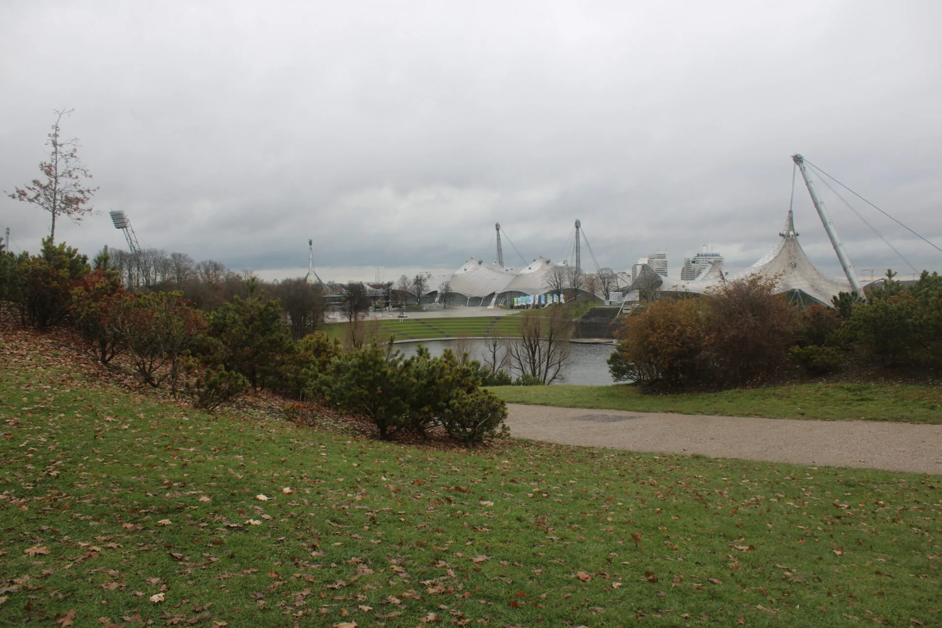 Das Olympiapark Gelände aus der Ferne