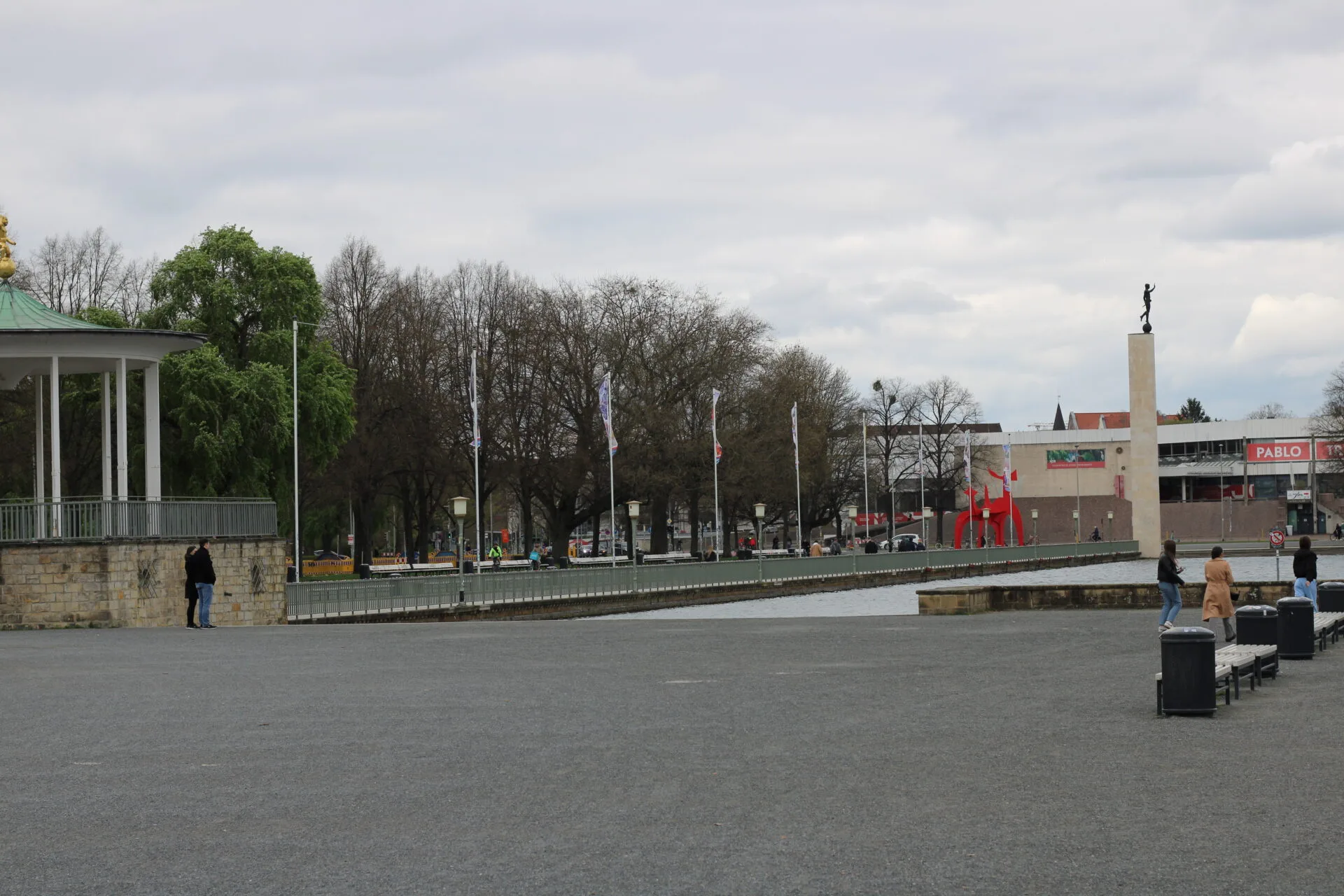 Das Nordufer des Maschsee mit Blick auf den Pavillion, die Gedenksäule und das Sprengel-Museeum