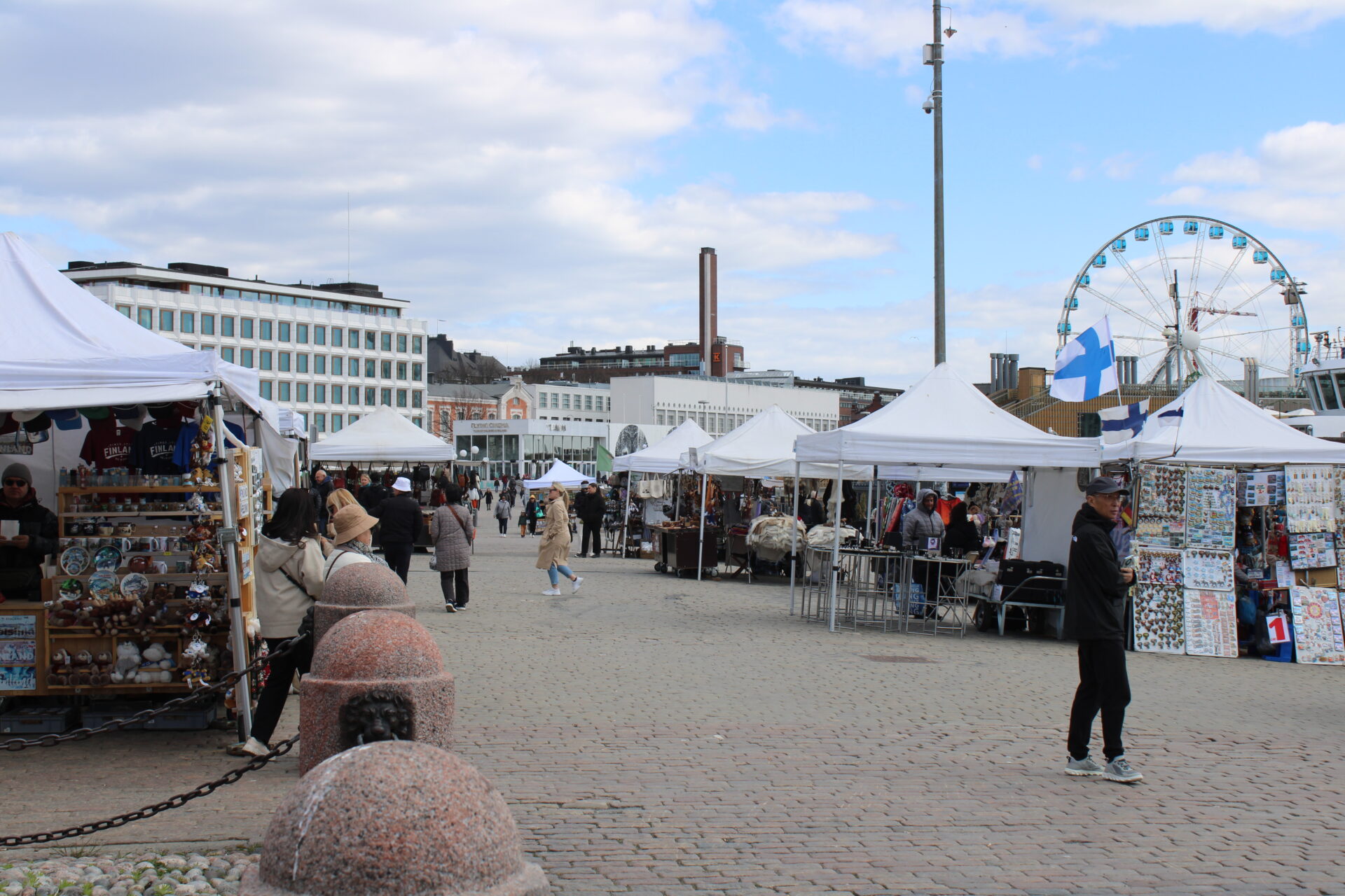 Das pralle Leben in Helsinki mit dem berühmten Riesenrad im Hintergrund